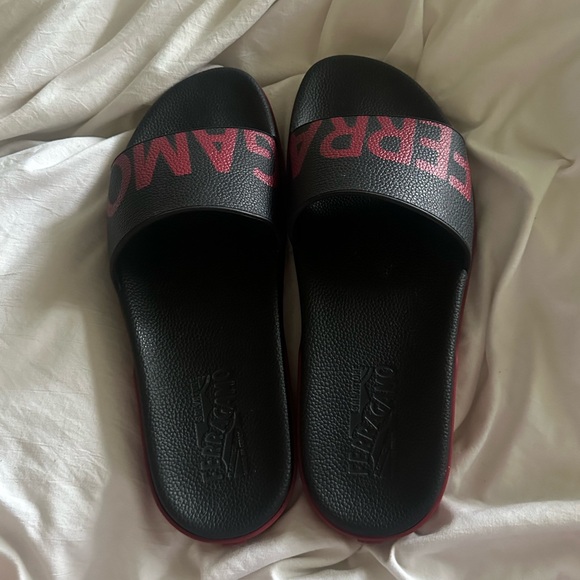 FERRAGAMO AMOS BLACK RUBBER SLIDES RED LETTERING - Picture 1 of 2